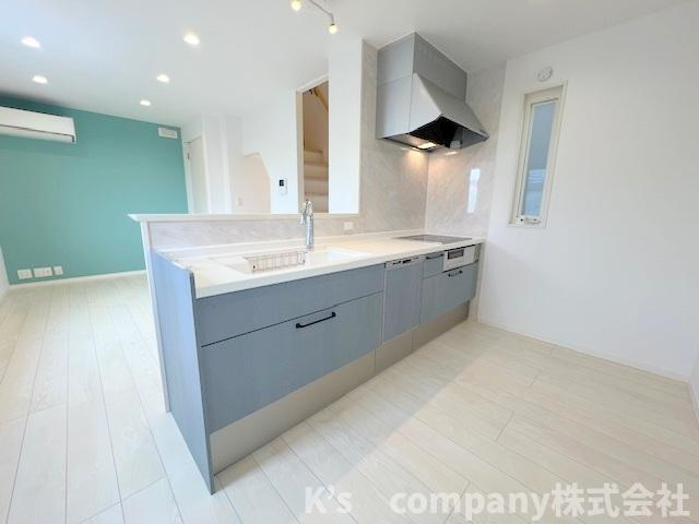 ◎茅ヶ崎市中海岸3丁目　中古戸建◎のキッチン|爽やかな色合いのシステムキッチン☆