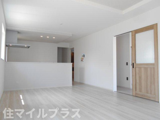 【居間・リビング】 | 郡山市富久山町八山田新築一戸建て2棟 | こちらの居間で趣味の時間をお楽しみください