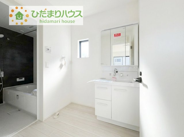 【独立洗面台】 | 取手市野々井01期　新築戸建 | 三面鏡の大きな鏡は憧れます(^^♪
鏡の後ろは収納となっていて、細かいものでも収納できるのでスッキリと整理できます！