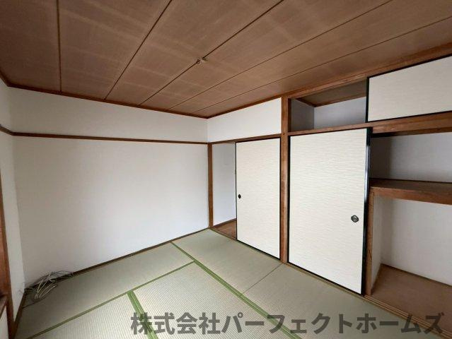 四條畷市中野本町テラスハウスの和室|落ち着いた雰囲気の和室付きです