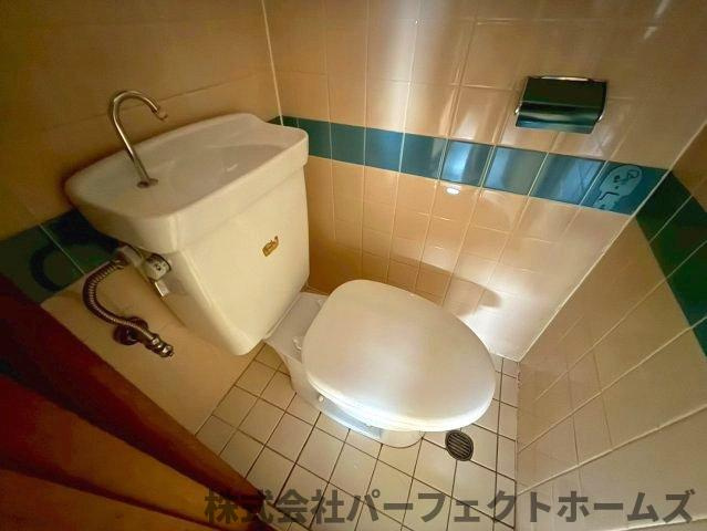 四條畷市中野本町テラスハウスのトイレ|落ち着いた色調のトイレです