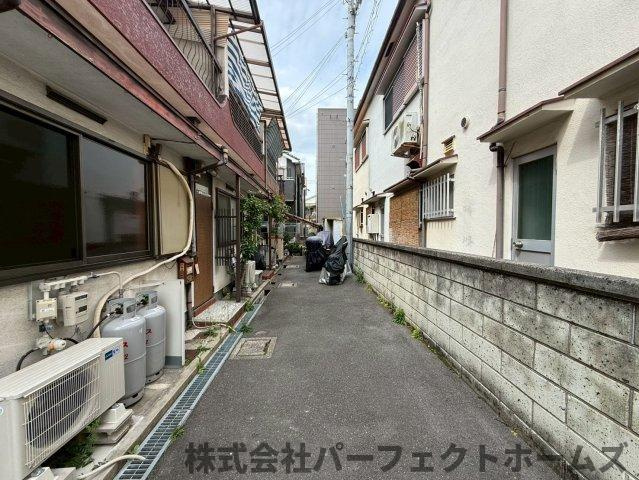 四條畷市中野本町テラスハウスの前面道路含む現地写真|前面道路含む現地写真です