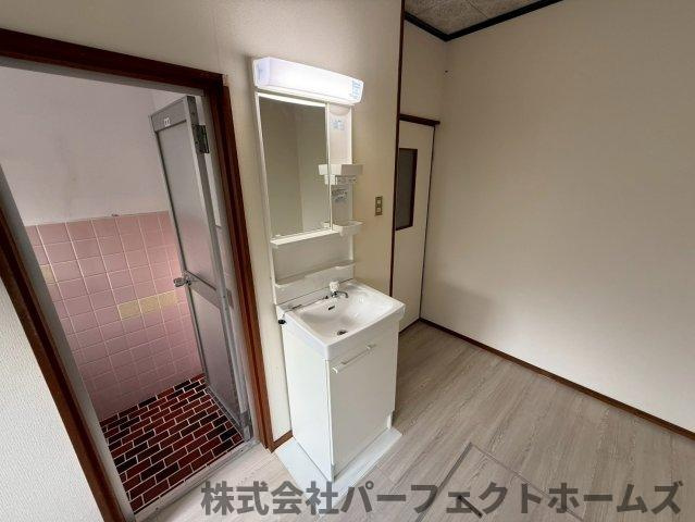 四條畷市中野本町テラスハウスの独立洗面台|使いやすい独立洗面台です