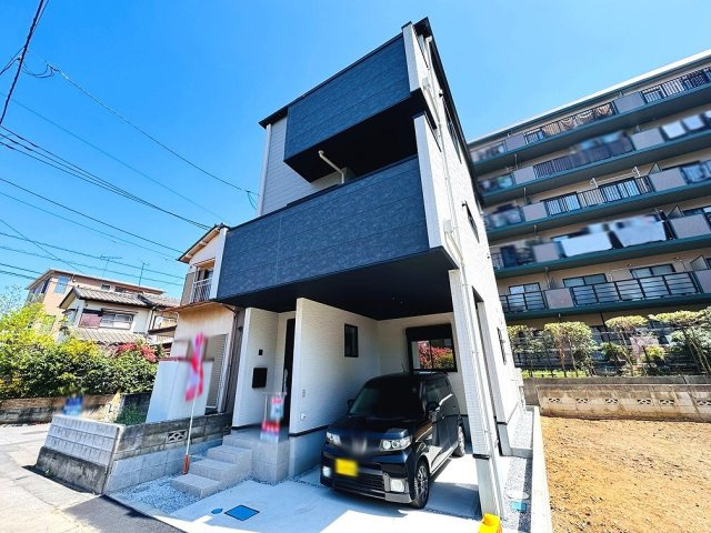 【外観】 | 和光市新倉2丁目　新築一戸建住宅　全1棟　（成増店） | 2階と3階にそれぞれワイドバルコニーを採用。
