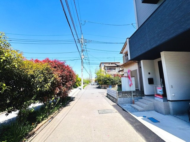 【前面道路含む現地写真】 | 和光市新倉2丁目　新築一戸建住宅　全1棟　（成増店） | ビルトインカースペースを採用。雨風にさらされにくい為、愛車を守れます
