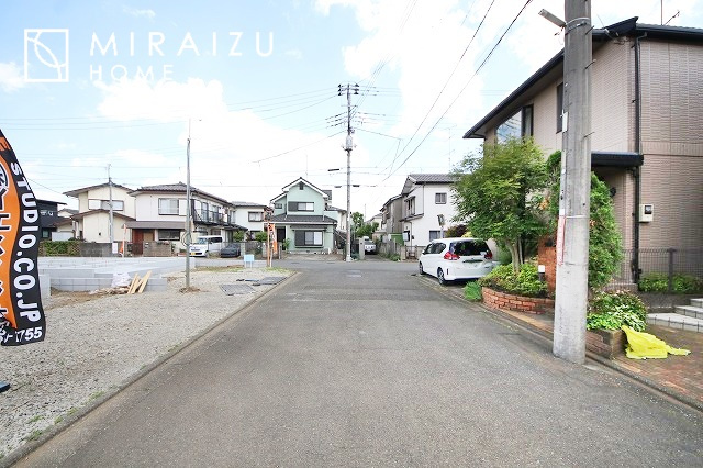 【前面道路含む現地写真】 | 青く澄み渡った綺麗な空と、陽の光をたっぷりと受ける、そんな新築住宅で新生活をスタートしてみませんか？見学・ご相談等、ミライズホーム(株)までお気軽にご連絡下さい♪