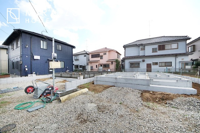 【前面道路含む現地写真】 | 青く澄み渡った綺麗な空と、陽の光をたっぷりと受ける、そんな新築住宅で新生活をスタートしてみませんか？見学・ご相談等、ミライズホーム(株)までお気軽にご連絡下さい♪