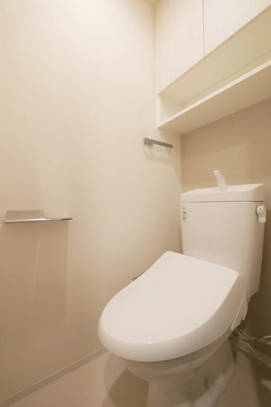 アークマーク大森町アジールコートのトイレ|棚収納と温水洗浄便座付きのトイレ　