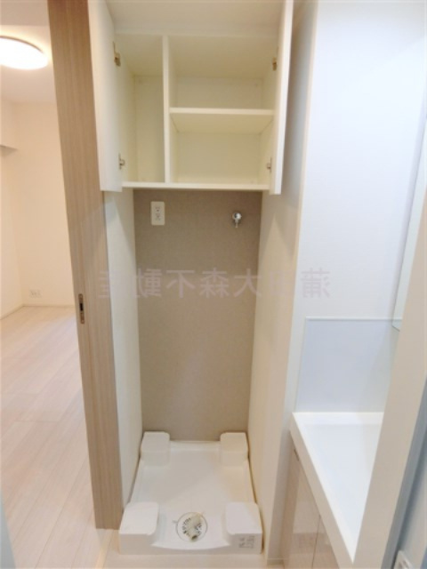 アークマーク大森町アジールコートの設備|突っ張り棒やランドリーラック不要！棚収納付き洗濯機置き場