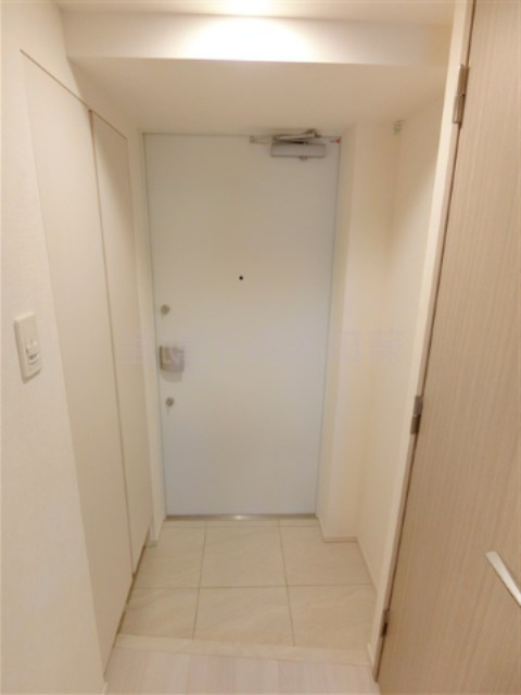 アークマーク大森町アジールコートの玄関