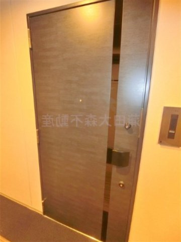 アークマーク大森町アジールコートの玄関