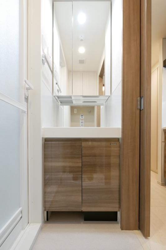 アークマーク大森町アジールコートの洗面所|洗面脱衣所　2面鏡の独立洗面台　棚収納付の洗濯機置き場