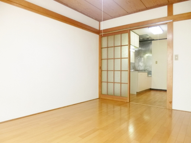 フェニックスⅠの居間・リビング|白い壁紙がオシャレです☆