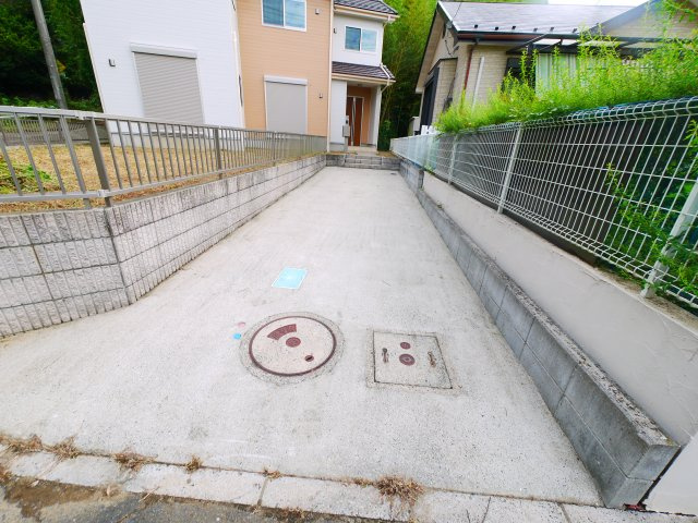 東金市滝　中古戸建の駐車場|平成27年3月築内外装リフォーム済み（令和4年8月）都市ガス上下水車駐車2台可東金インター車約2分