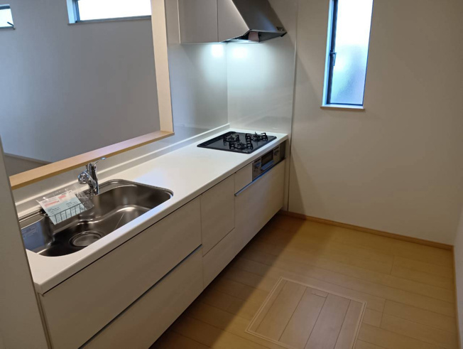 【キッチン】 | 清水町徳倉2622番 新築建売分譲住宅 建物＋土地 TW06136 | 清水町徳倉　A号棟　キッチン　※令和8年8月6日撮影