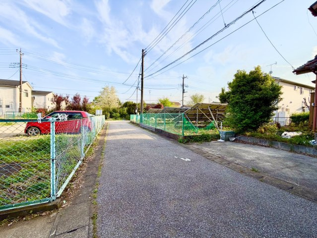 古河市茶屋新田中古戸建の前面道路含む現地写真