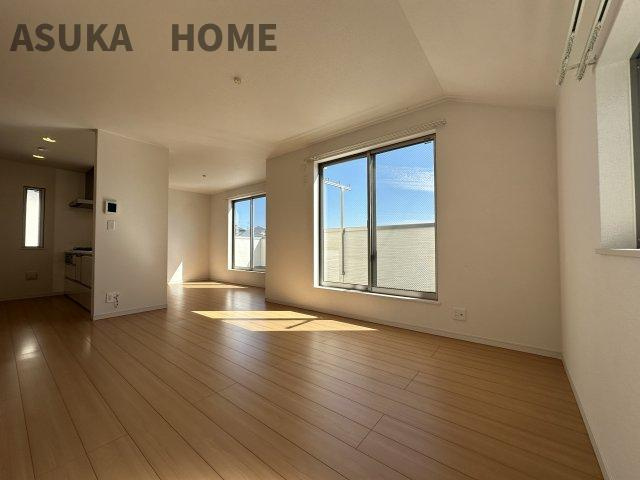 杉田八丁目中古戸建の居間・リビング|たっぷりの陽射しを確保する3面採光です。風も良く抜けるので心地良い空間になってます。