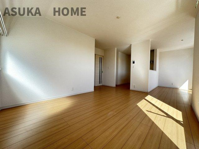 杉田八丁目中古戸建の居間・リビング|広いLDKは家具の配置の悩みもなく開放的な空間になっているので、是非ご見学ください。 