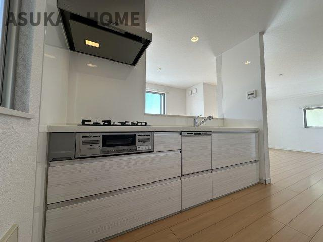 杉田八丁目中古戸建のキッチン|LDKが見渡せるカウンターキッチン、お料理をしながら家族との団欒の時間も過ごせるキッチンです。