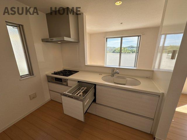 杉田八丁目中古戸建のキッチン|広々とした作業台はお料理の手際が良くなり自分時間も確保できますね。食洗器付きで片付け効率◎