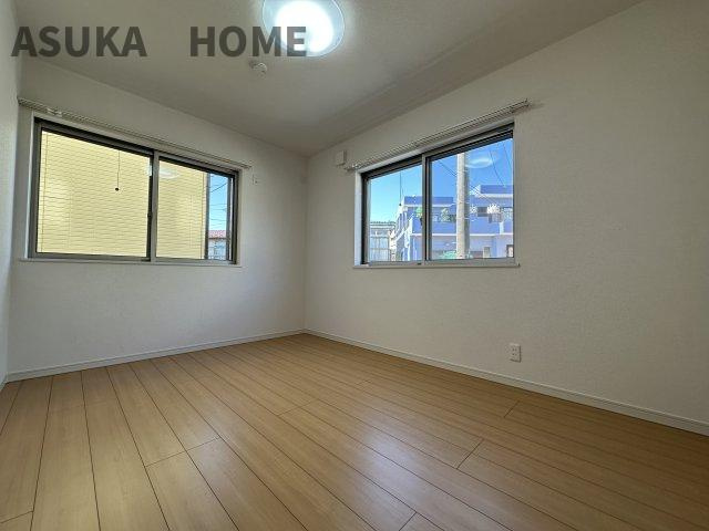 杉田八丁目中古戸建の洋室|シンプルですっきりとした居心地の良い雰囲気の空間です。自分好みのインテリアで過ごしてくださいね。