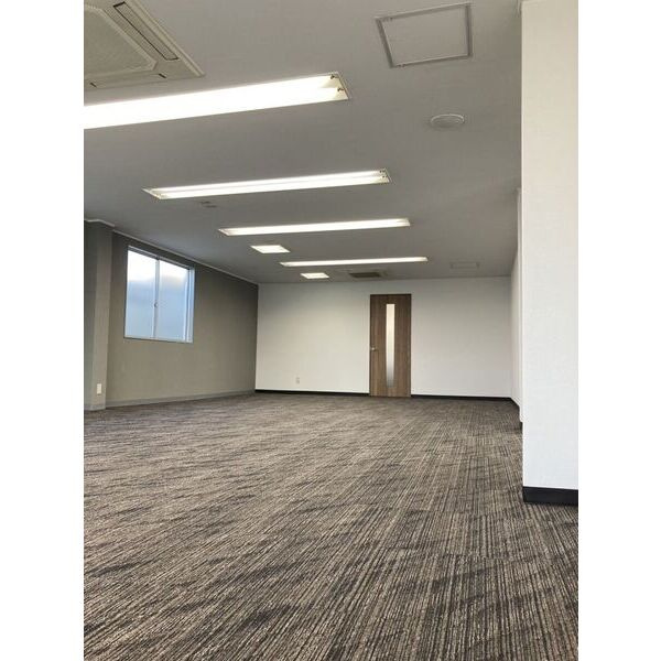 中小田井倉庫付事務所の内装