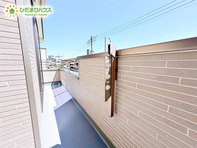 【バルコニー】 | 水戸市笠原町974番　新築戸建　A号棟 | ワイドなバルコニーで、ご家族全員のお洋服もらくらく干せちゃいます☆日差しをたっぷりと浴びた布団やマットレスで気持ち良く休めるようになりますね！