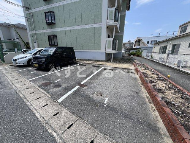 リバーグリーン藤村の駐車場