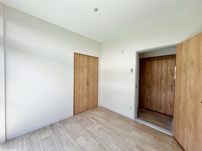  | 上松町　中古戸建 | 子供部屋にもなる洋室にはクローゼット付き。日当たりもよくコーナーバルコニーへも出入りできます。