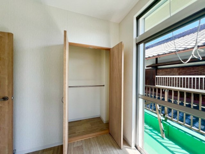 【収納】 | 上松町　中古戸建 | 子供部屋にもなる洋室にはクローゼット付き。日当たりもよくコーナーバルコニーへも出入りできます。