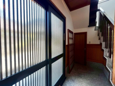 【玄関】 | 上松町　中古戸建 | 玄関は土間が広く便利です。納戸もあり、趣味の用具用品の収納も可能です。