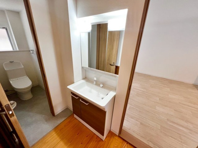 【独立洗面台】 | 上松町　中古戸建 | 洗面化粧台はシャワー付きで忙しい朝のお支度の強い味方です。