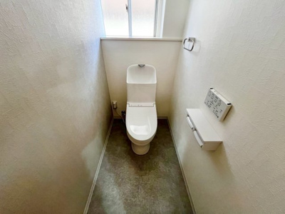 【トイレ】 | 上松町　中古戸建 | 窓付きのトイレもリフォーム済みです。換気十分で気持ちよくお使いいただけます。