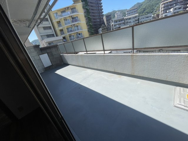 グランディア王子駅前のバルコニー|外からの目が気にならないバルコニーで洗濯物が干せます
