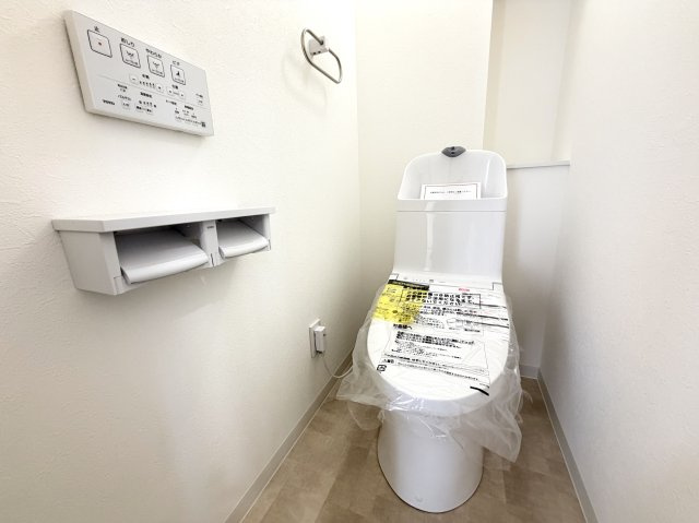 【トイレ】 | 【新規リフォーム】ロイヤルクリスタル東本浦 | 毎日使う場所だからこそ、シンプルで清潔感のある空間に仕上げました。洗練されたフチなし形状とトルネード洗浄で日頃のお手入れもラクラクです。