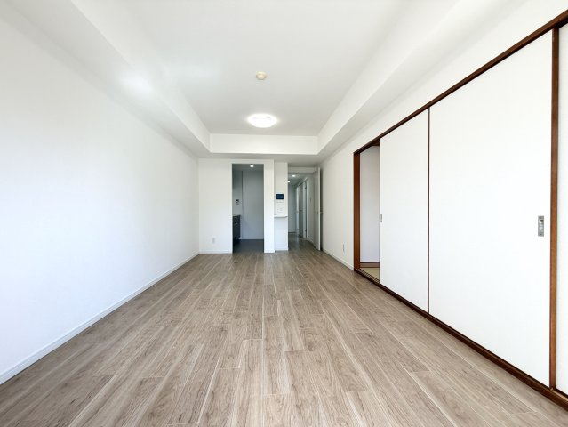 【洋室】 | 【新規リフォーム】ロイヤルクリスタル東本浦 | ここはみんなが集い、食事と楽しい会話が始まる場所。話に夢中になりすぎて、ついつい時を忘れ、夜半過ぎになってしまう。そんな束の間の幸せを感じさせてくれます。