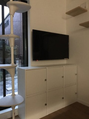 大きなテレビ、ダイニングテーブルと、一人暮らしでは得られない贅沢な設備が備わっています。