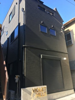 ３階建てのシンプルなデザインの建物です。