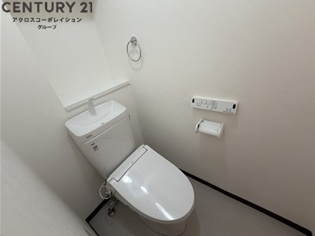 温水洗浄便座付きのトイレです♪