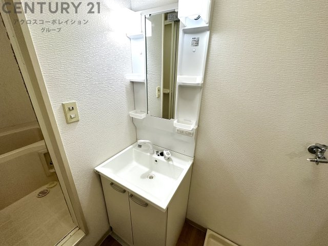 洗面化粧台の隣に洗濯機置き場あり♪
