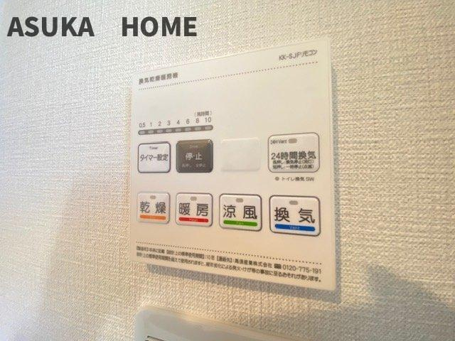 金沢区長浜戸建の浴室|追い焚き機能付きのお風呂は、帰宅時間の違う家族にとってはいつでも温かいバスタイムになりますね。