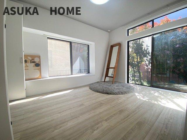金沢区長浜戸建の洋室|１Fにあるお部屋は窓から庭が見えて、開放感のある空間です。庭にも出入り出来て楽しみも増えそうです。
