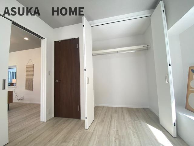 金沢区長浜戸建の洋室|２Fにあるお部屋には、たっぷり収納できるクローゼットがお部屋が広く使えますね。