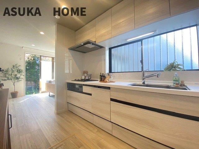 金沢区長浜戸建のキッチン|最新のステムキッチンです。家族と一緒にお料理をしたり、おしゃべりしたり。楽しい時間が増えそうです。