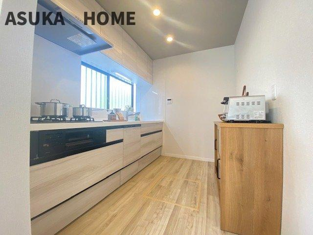 金沢区長浜戸建のキッチン|明るく広々としたキッチンは、家族でお料理したりできるのでコミュニケーションもとれますね。