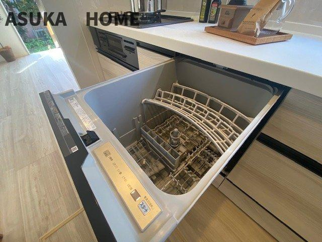 金沢区長浜戸建のキッチン|家事の時短にも役立つ食器洗浄乾燥機も標準装備です。家事の時短にもなります。