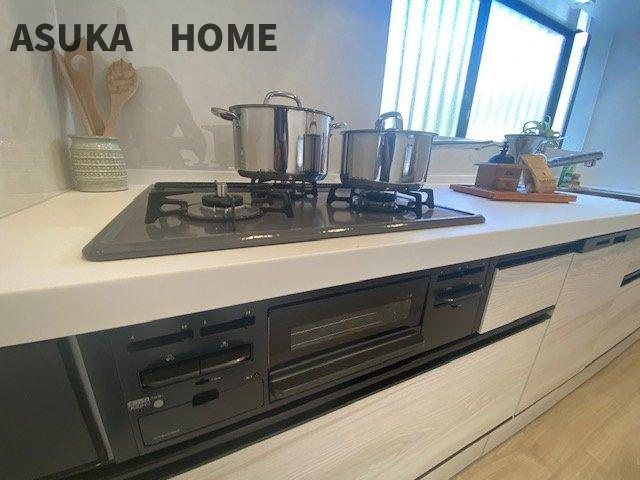 金沢区長浜戸建のキッチン|3口コンロとグリル付きは、お料理のレパートリーも増えそうですね。