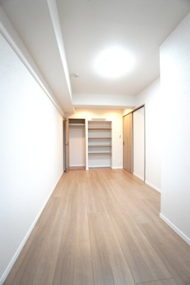 【洋室】 | 【上質リノベ】ダイアパレス光南公園 | 【洋室約5.8帖】
どんな家具や敷物でも部屋に馴染みやすく、
コーディネートがし易そうですね。
配置も柔軟に対応できるので身の回りの整理もし易い！
自分好みの空間に出来そうですね！