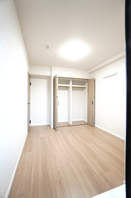 【洋室】 | 【上質リノベ】ダイアパレス光南公園 | 【洋室約5.0帖】
将来、ライフスタイルや家族構成が変わった時等、
第2子供部屋としても活用できそうですね！
勿論、壁掛けエアコンも取付が出来ますので、
快適な居室環境で過ごせそうです！