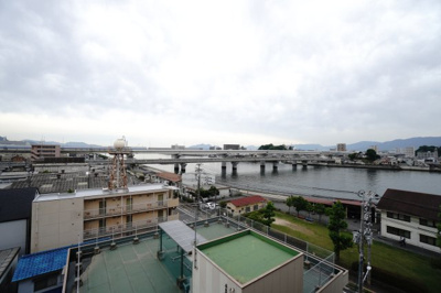 【展望】 | 【上質リノベ】ダイアパレス光南公園 | 【四季を感じる】
四季の移ろい・爽やかな青空や風を感じられ
自然を愉しめるパノラマビュー。
毎日の暮らしに余裕を感じさせてくれる、
遮る物の無い開放的な眺望を是非、ご堪能ください。